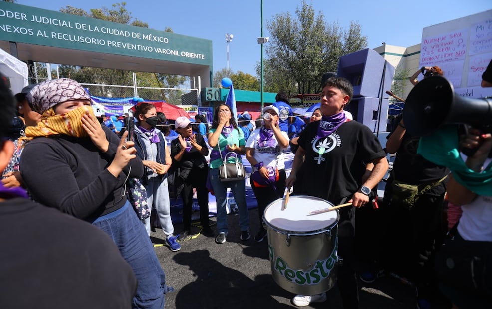 “Después de que un compañero de clases tomó nuestras fotografías, nos desnudó y con ello nos explotó sexualmente. Somos ocho de las que denunciamos, pero éramos cientos de las que estábamos en esa iPad violadas en nuestra intimidad sexual”, señaló una de las estudiantes .Foto: Fernanda Rojas/EL UNIVERSAL