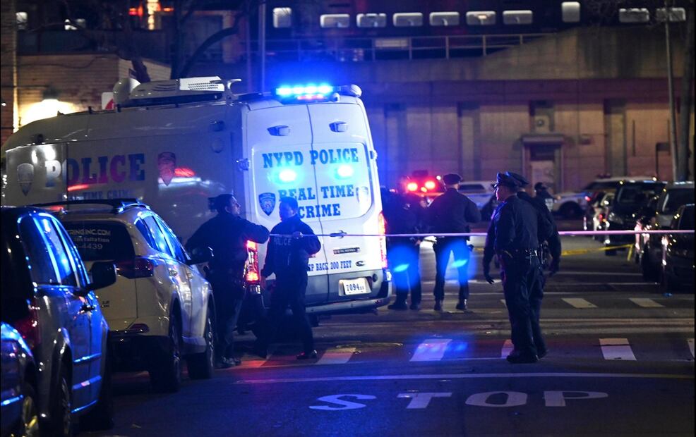 Imagen del lugar de un tiroteo en el exterior de la discoteca Amazura en el distrito de Queens, en Nueva York. Foto: EFE