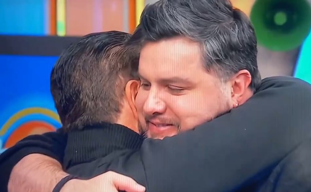 Mario Bezares y Paul Stanley se dan un abrazo en "Hoy".