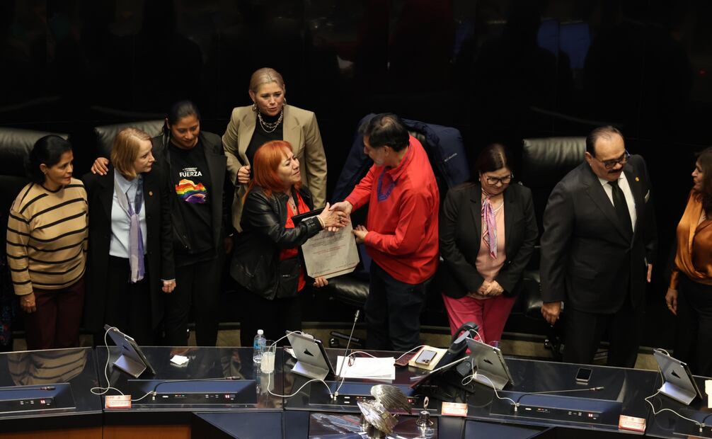 Rosario piedra recibe la constancia de presidenta de la CNDH por parte de Gerardo Fernández Noroña. Foto: Diego Israel / EL UNIVERSAL