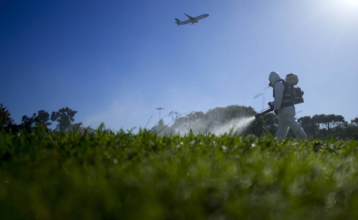 Un operario de salud pública fumiga un espacio dentro de una campaña contra los mosquitos que propagan el dengue, en Buenos Aires, Argentina. Foto: AP