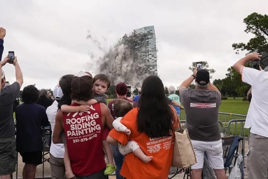 Vecinos de la zona se acercaron a observar la implosión de la Torre Hertz, que sufrió graves daños tras los huracanes Laura y Delta en 2020 en Lake Charles - Créditos: @Gerald Herbert