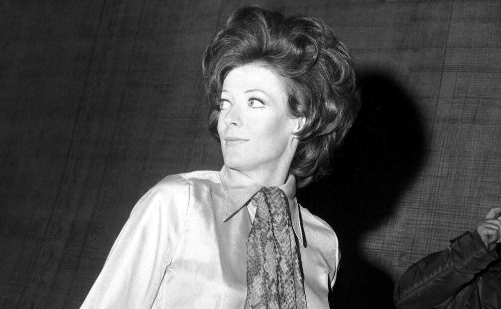 La actriz británica Maggie Smith en el escenario del Old Vic de Londres, el 8 de abril de 1970, durante un intermedio del ensayo de "The Beaux' Stratagem". (Foto AP/ L Brown, archivo)