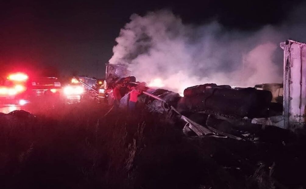 Choque e incendio de tráileres paralizan carretera Cárdenas–Villahermosa. Foto: Leobardo Pérez Marín