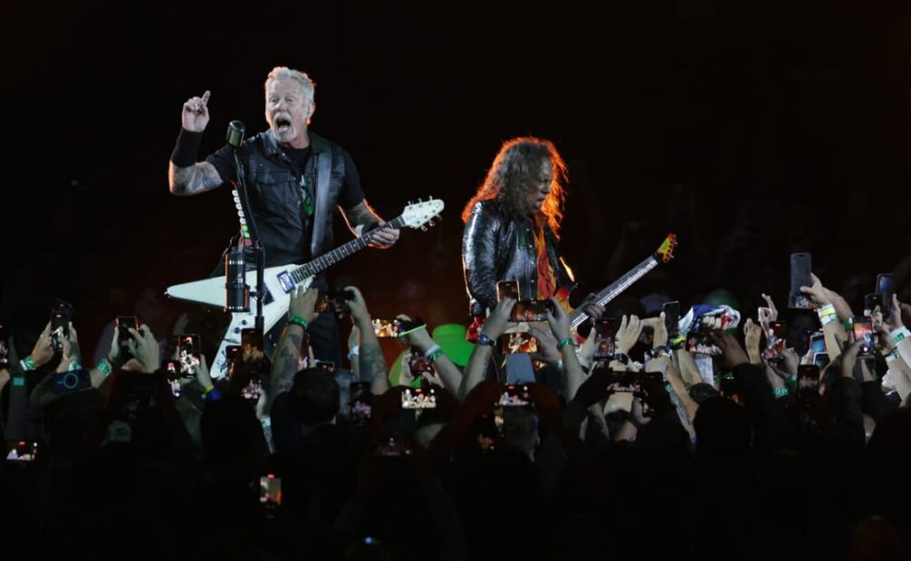 James Hetfield y Kirk Hammet ante el publico. Foto: Carlos Mejía / EL UNIVERSAL