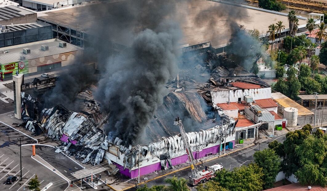 Incendio arrasa con casino y plaza comercial en Culiacán, Sinaloa. Foto: Cuartoscuro.com