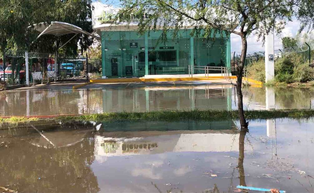 En Gómez Palacio las fuertes inundaciones ocurrieron en el bulevar Rebollo Acosta y González de la Vega. Foto: Francisco Rodríguez/EL UNIVERSAL