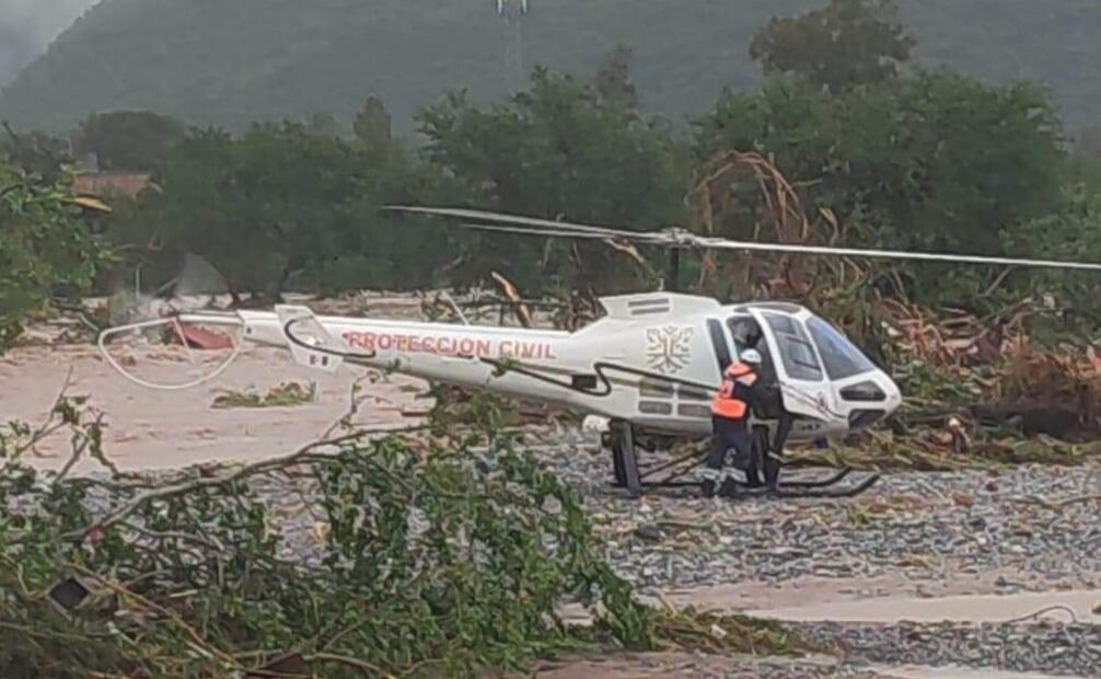 Rescatistas sobrevuelan Chilpancingo, Guerrero en busca personas afectadas por "John". Foto: Especiales