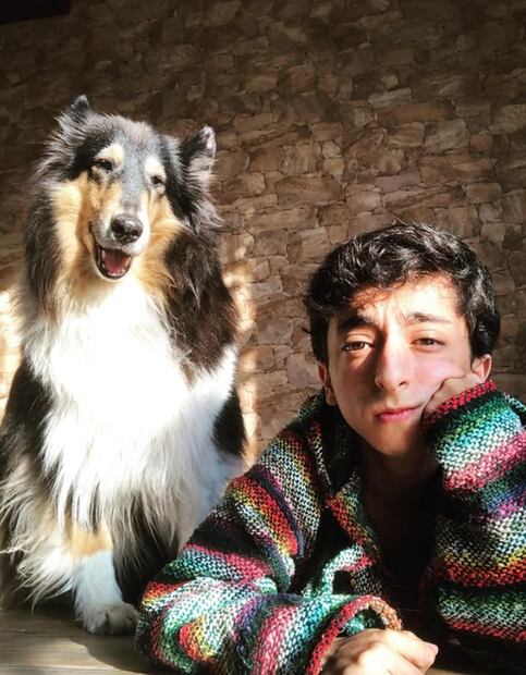 Felipe Saldaña, hijo de la actriz y comediante María Elena Saldaña, posa junto a uno de sus dos perritos. Foto: Instagram