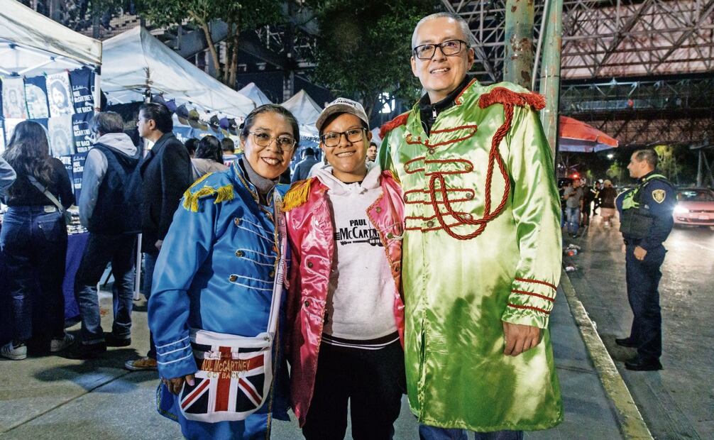 Ara, Maya y Osvaldo fueron algunos de los asistentes que llegaron caracterizados como en el disco Sgt. Pepper’s. Foto: Yaretzy M Osnaya / EL UNIVERSAL