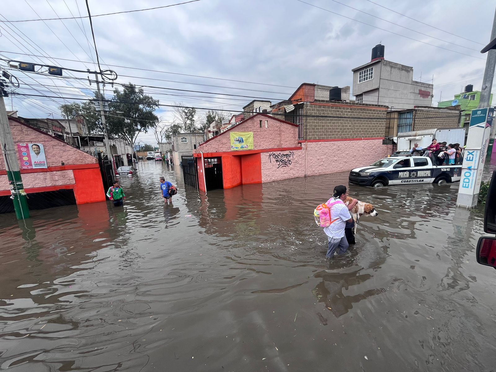 Miles de personas se han visto afectadas por las inundaciones. Vecinos aseguran que esto ocurrió debido a la construcción de unas bodegas cercanas y afectaron al canal de aguas. (Foto: Arturo Contreras)
