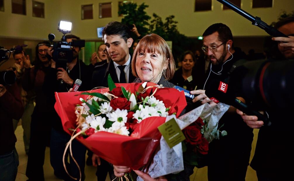 Gisèle Pelicot recibe un ramo de flores que le llevaron a la audiencia de este lunes en Aviñón, donde la fiscalía pidió 20 años para su exesposo. Foto: EFE