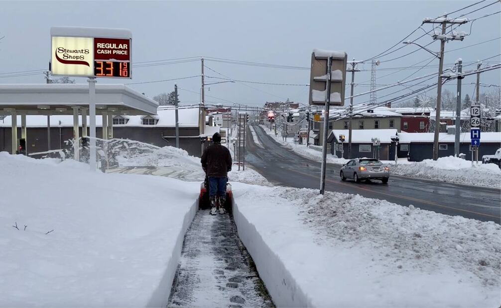 Una persona retira nieve de una acera en Lowville, Nueva York, el sábado 30 de noviembre de 2024. Foto: AP