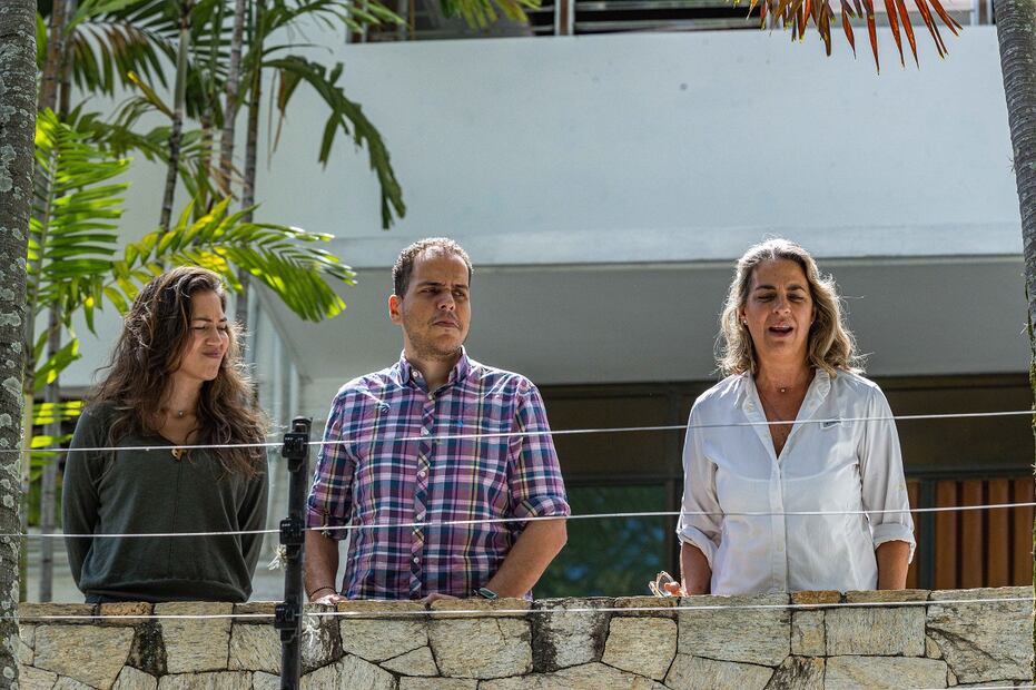 Los opositores Claudia Macero (izquierda), Pedro Uchurrurtu y Magalli Meda, asilados en la residencia del embajador de Argentina, en Caracas (Venezuela). Los "accesos" de la residencia oficial de la Embajada de Argentina en Caracas -bajo protección de Brasil tras la expulsión de la misión diplomática del país austral-, permanecen "tomados" este sábado por policías, denunció uno de los seis asilados en la sede, luego de que varios opositores reportaran el "asedio" de cuerpos de seguridad en el lugar desde la noche del viernes. Foto: EFE