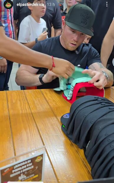 Canelo firma las gorras en su taquería