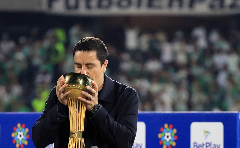 Efraín Juárez besando la copa de la liga colombiana, tras la victoria del Atlético Nacional ante Deportes Tolima - Foto: AFP