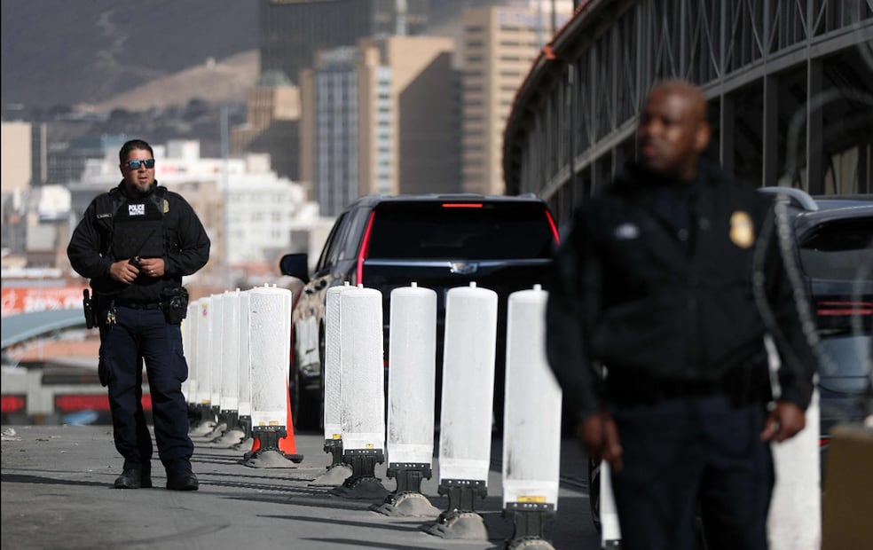 Agentes de la Oficina de Aduanas y Protección Fronteriza instalaron alambres de púas y bloques de concreto en el puente Paso del Norte, que conecta Ciudad Juárez con El Paso, el 17 de enero de 2025.Texas. Foto: AFP