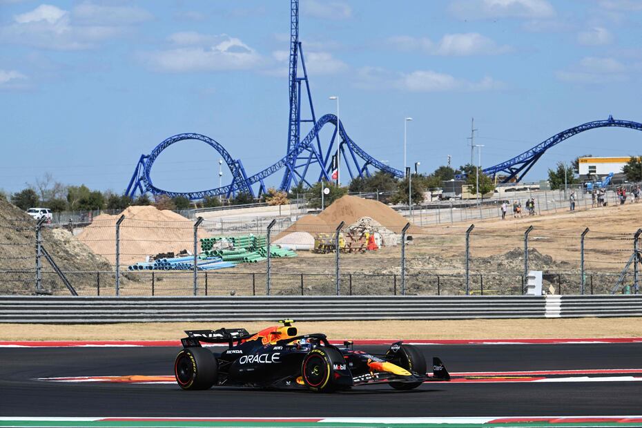 Checo Pérez manejando el RB20, durante las actividades del Gran Premio de Estados Unidos - Foto: AFP