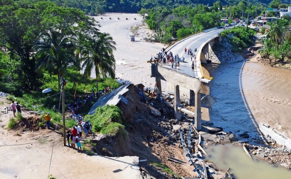 El puente del kilómetro 21, también conocido como Alfredo Mondragón, quedó dañado por el huracán Otis. Foto: Valente Rosas / EL UNIVERSAL