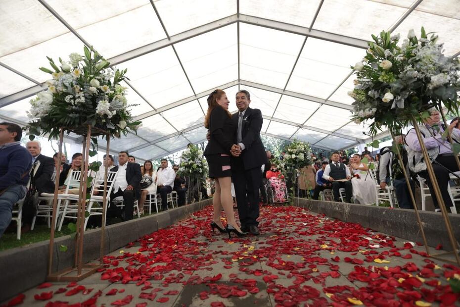 Cientos de parejas se congregaron en el Centro Cultural Los Pinos para unirse en matrimonio. (Foto: Francisco Rodríguez/ EL UNIVERSAL)