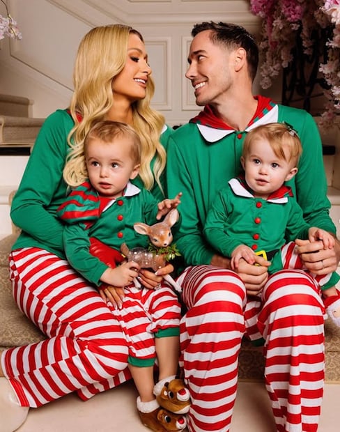 Paris Hilton posa, para una fotografía navideña, en compañía de su esposo Carter Reum y sus hijos Phoenix Barron y London Marilyn. 
<p>Foto: Instagram