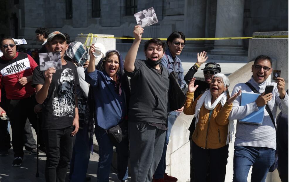 Personas con fotos de la primera actriz se forman afuera del Palacio de Bellas Artes. Foto: Carlos Mejía/EL UNIVERSAL