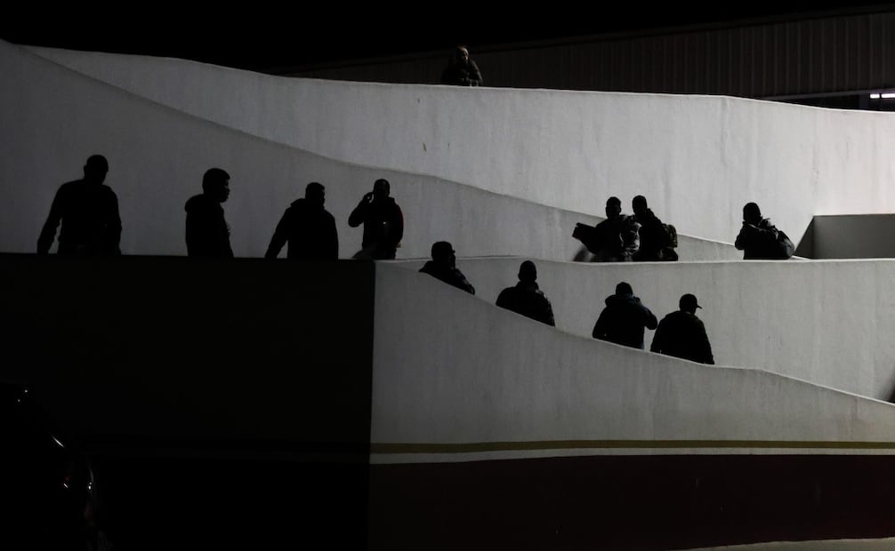 Llegan a la garita El Chaparral, en Tijuana, Baja California, los primeros deportados de la era Trump. Foto: Diego Simón