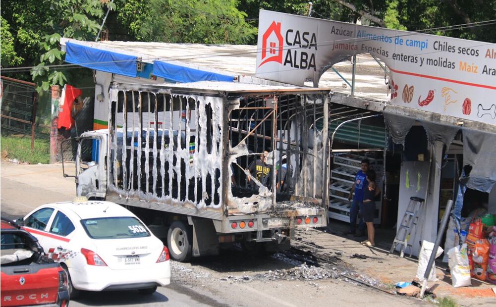 A plena luz del día se registró ayer jueves la quema de vehículos particulares y establecimientos comerciales en Villahermosa y la zona conurbada. Foto: Luma López/EL UNIVERSAL