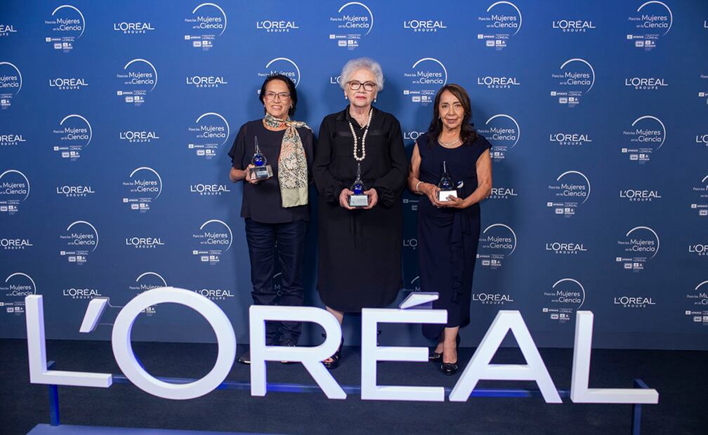 Tatiana Klimova Berestneva, Refugio Rodríguez Vázquez y María Cristina Rodríguez Padilla fueron premiadas por su contribución en la creación decombustibles biodegradables, la restauración de invernaderos y la lucha contra el cáncer. Foto: Esteban Torreblanca