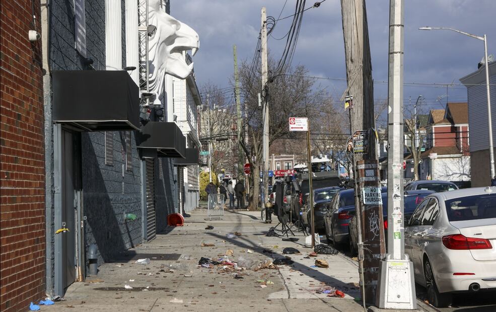 Imagen del lugar de un tiroteo en el exterior de la discoteca Amazura en el distrito de Queens, en Nueva York. Foto: EFE