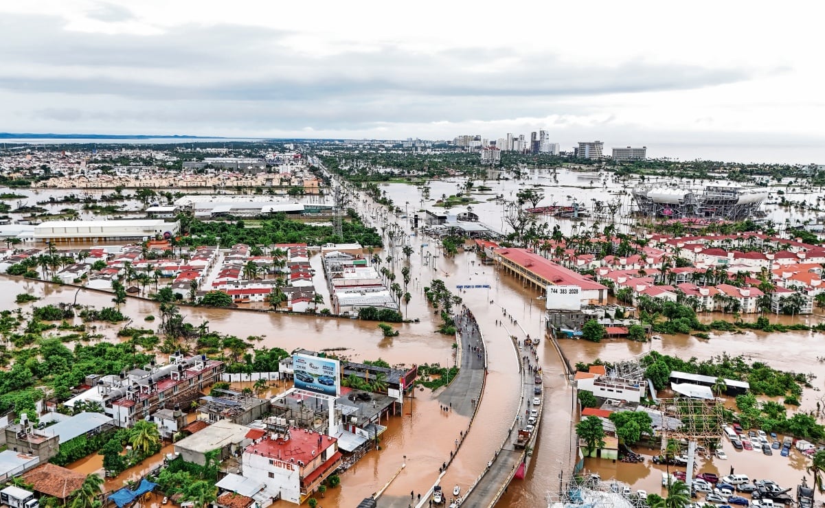 “John” gives no respite to Acapulco; has the port collapsed