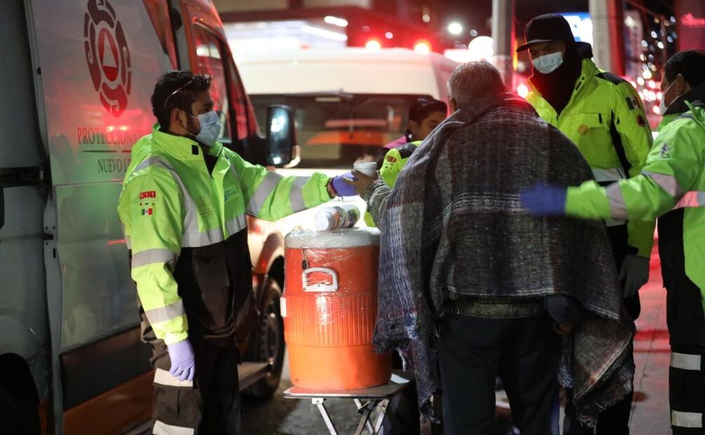 Protección Civil de Monterrey inició recorridos en distintos puntos del área metropolitana para repartir cobijas y bebidas calientes. Foto: Especial