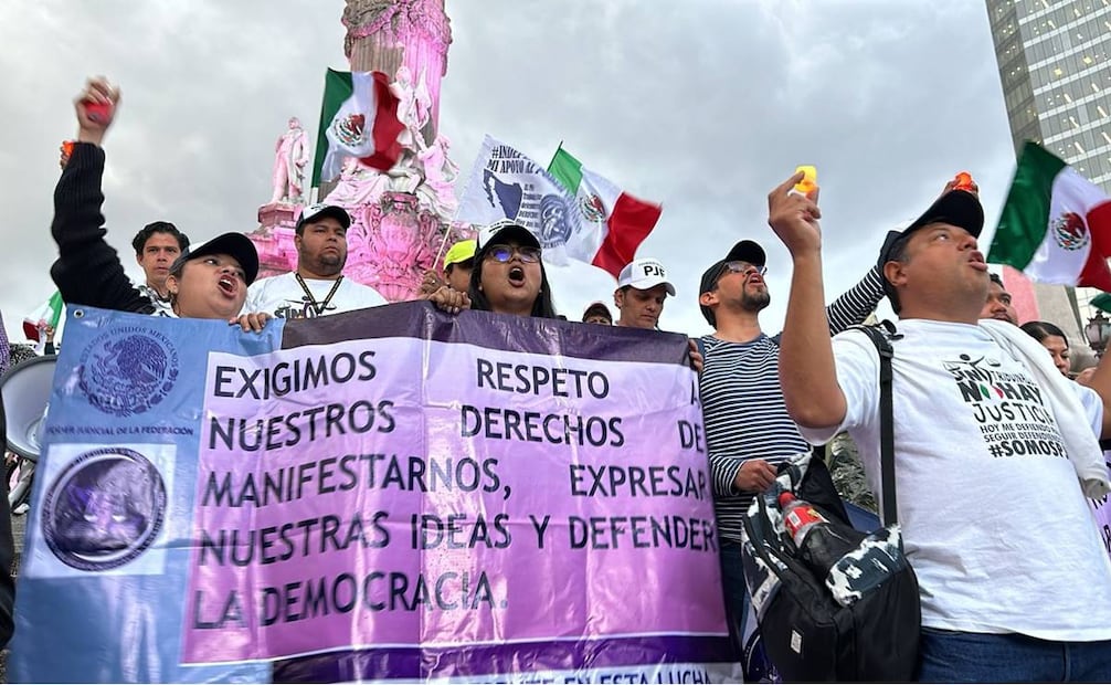 Concentración contra el poder judicial en la glorieta del Ángel de la Independencia. Foto: Diego Simón / EL UNIVERSAL