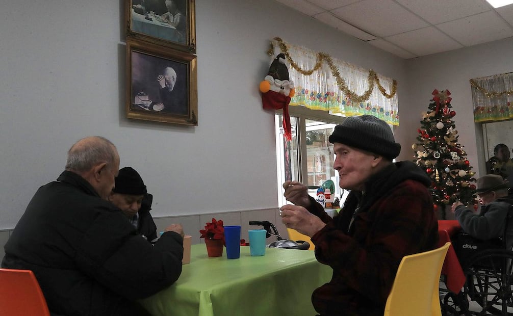 En Ciudad Juárez, México, adultos mayores estadounidenses y mexicanos enfrentan el abandono en asilos durante la Navidad, debido a altos costos en EE.UU. y la falta de infraestructura familiar. (21/12/24) Foto: EFE