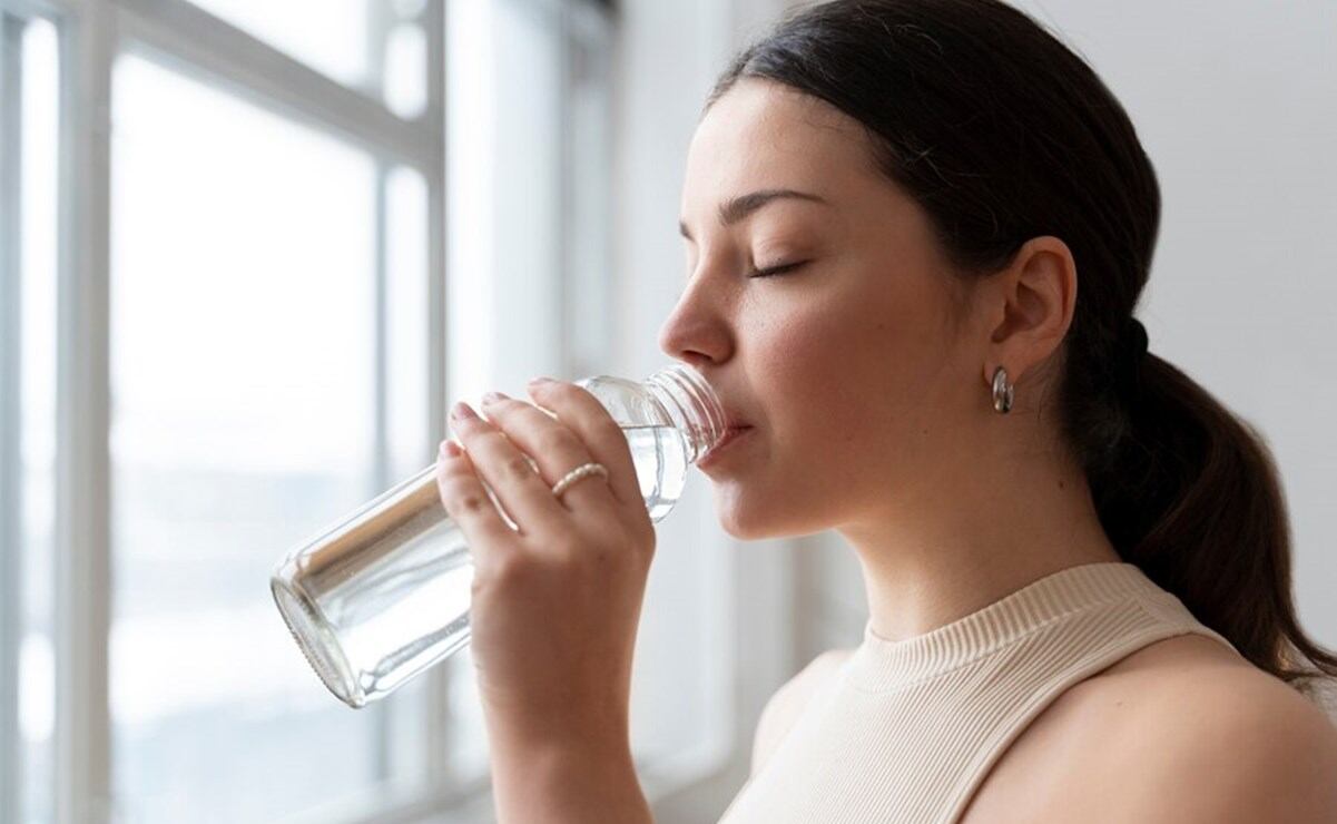 Se cree que tomar agua con una cuchara de sal puede ser benéfico para el cuerpo. Foto: Freepik.