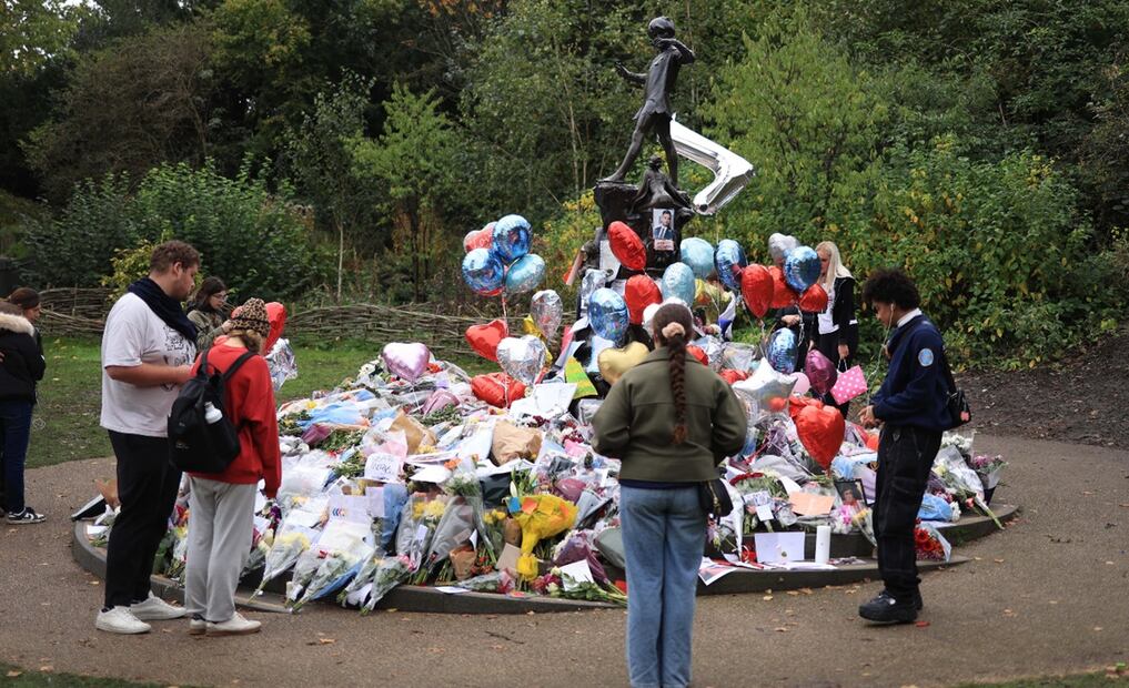 Personas rinden homenaje al cantante de One Direction, Liam Payne, frente a una estatua de Peter Pan en Kensington Gardens en Londres, Reino Unido, el 21 de octubre de 2024. Foto:  EFE/EPA/NEIL HALL.