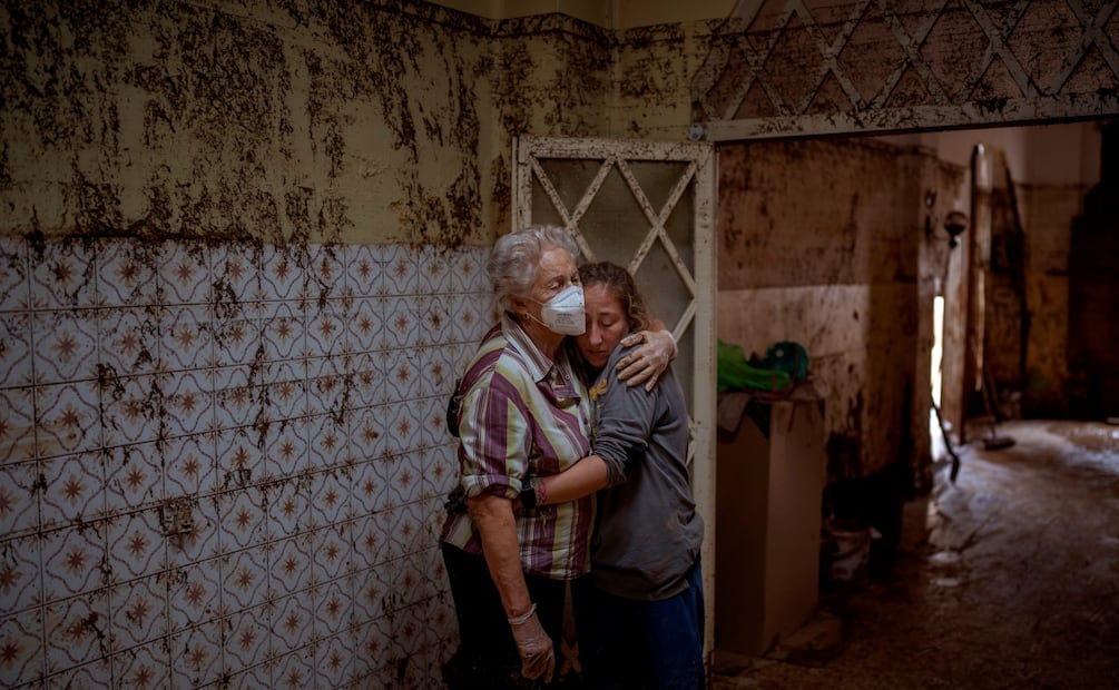 Vero Almarche (derecha), abraza a su vecina María Muñoz, que nació en la casa en la que fueron fotografiadas y que fue destruida por inundaciones en Masanasa, Valencia Foto: AP