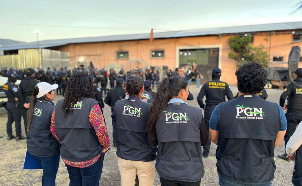 Esta imagen publicada por la Procuraduría General de la Nación (PGN) de Guatemala muestra a miembros de la PGN participando en una operación de rescate de niños en una granja en el municipio de Oratorio, Guatemala, el 20 de diciembre de 2024. Las autoridades guatemaltecas rescataron el viernes 160 niños de una granja perteneciente a la secta Lev Tahor, un grupo judío ultraortodoxo investigado por presuntos abusos sexuales a menores, anunciaron el ministro del Interior y la Fiscalía General. Foto: AFP