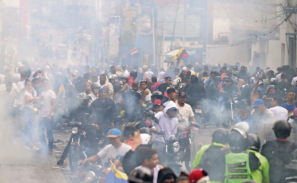 La policía antidisturbios usó gases lacrimógenos contra manifestantes durante una protesta de opositores al gobierno del presidente venezolano Nicolás Maduro en Caracas, el lunes pasado. Foto: Yuri Cortez | AFP