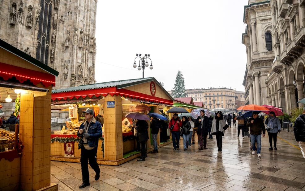 Personas recorren puestos de un mercado navideño debajo de la catedral gótica en la Piazza Duomo, en Milán, Italia. Foto: AP