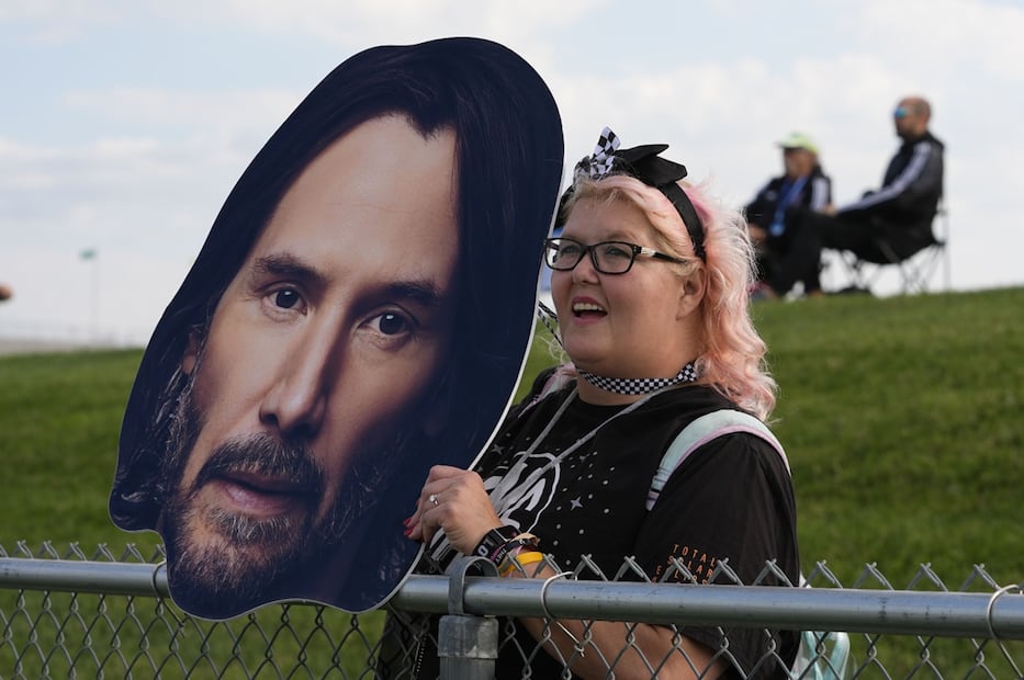 Fan de Keanu Reeves lo apoya en su debut en las carreras de autos. 
<p>Foto: AP / Darron Cummings