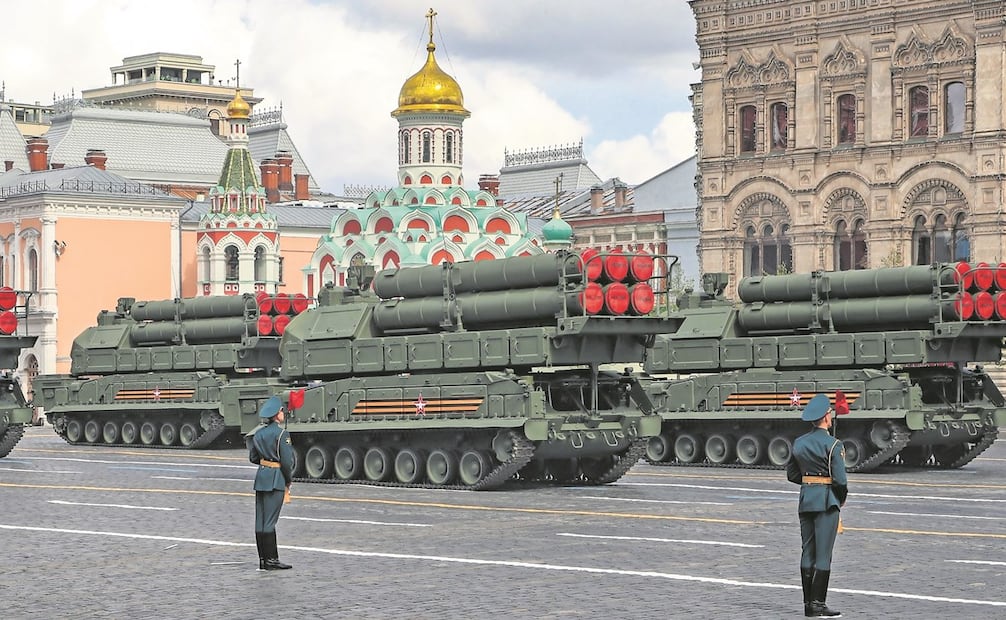 El sistema ruso de misiles tierra-aire de medio alcance Buk-M3 rueda por la Plaza Roja durante el desfile militar del Día de la Victoria en Moscú. FOTO: MAXIM SHIPENKOV. EFE