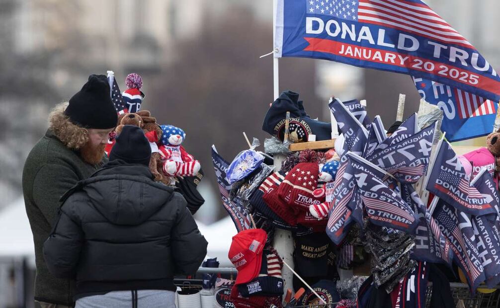 Una vendedora ofrece artículos alusivos al presidente electo de los Estados Unidos, Donald Trump, este lunes, afuera del Capitolio en Washington. Foto: EFE