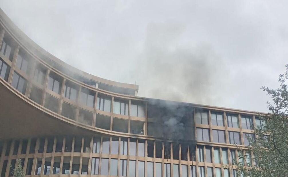 El incendio se registró en el séptimo piso del inmueble, hasta donde acudieron rescatistas de Protección Civil de Nuevo León y bomberos del estado. Foto: Especial