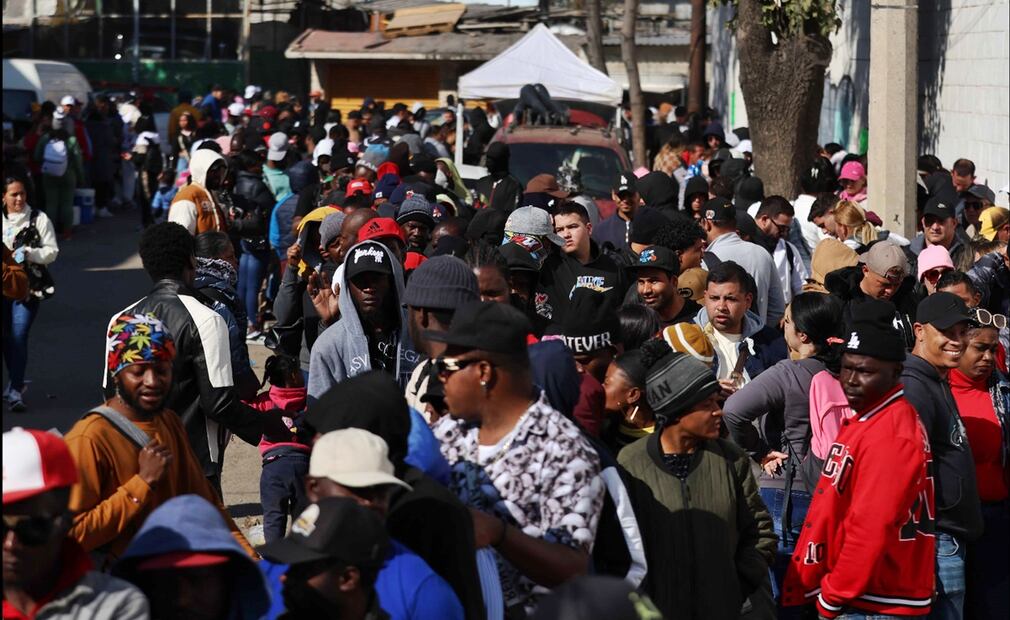 Migrantes desbordan asistencia a oficinas de la Comar en Naucalpan para quedarse en el país. Foto: Diego Simón Sánchez/EL UNIVERSAL