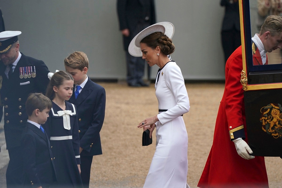 Kate, la princesa de Gales; el príncipe Louis, al frente, la princesa Charlotte y el príncipe George llegan a la ceremonia Trooping the Color en Horse Guards Parade, Londres.