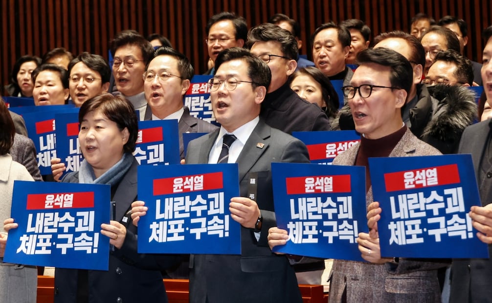 Los legisladores del principal opositor Partido Democrático (PD), sostienen pancartas y corean consignas exigiendo el arresto y la investigación del suspendido presidente surcoreano destituido Yoon durante una reunión en la Asamblea Nacional en Seúl. , Corea del Sur, 4 de enero de 2025. Foto: EFE