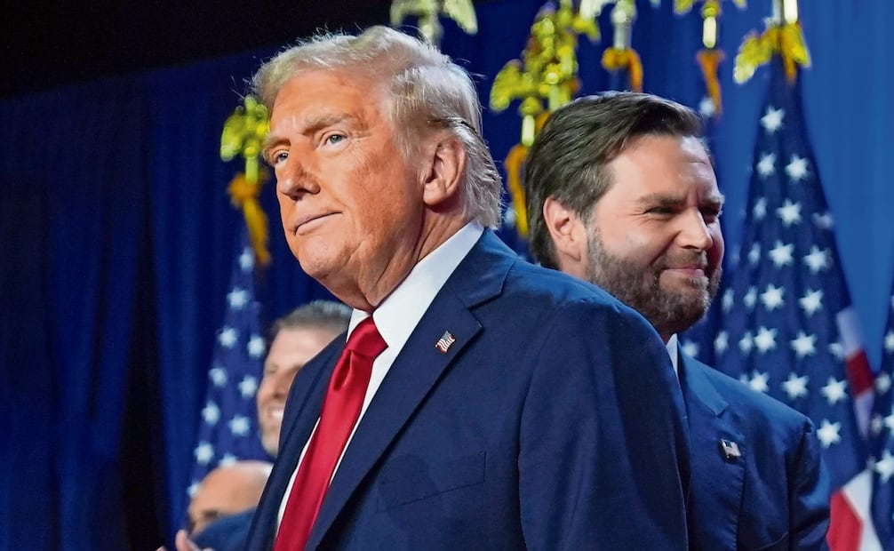 Donald Trump, exmandatario y ganador de las elecciones en Estados Unidos, y su compañero de fórmula JD Vance, en el Centro de Convenciones de Palm Beach, Florida, el 6 de noviembre pasado. Foto: Evan Vucci | AP