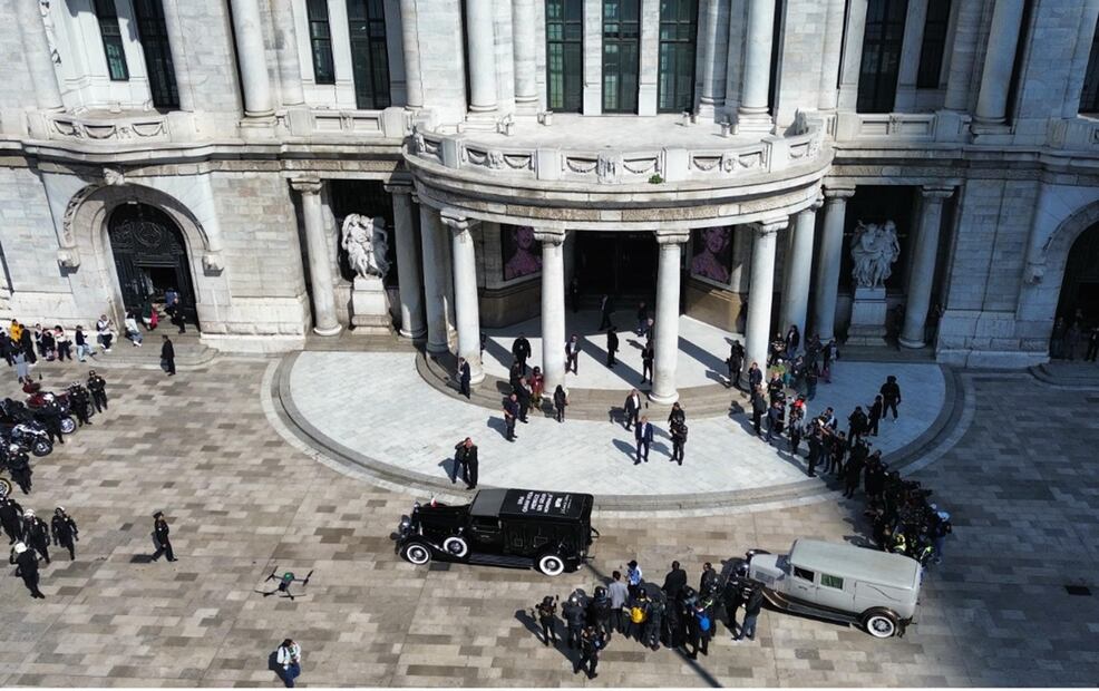 La carroza fúnebre con los restos de Silvia Pinal llega al Palacio de Bellas Artes. Foto: Hugo Salvador/EL UNIVERSAL