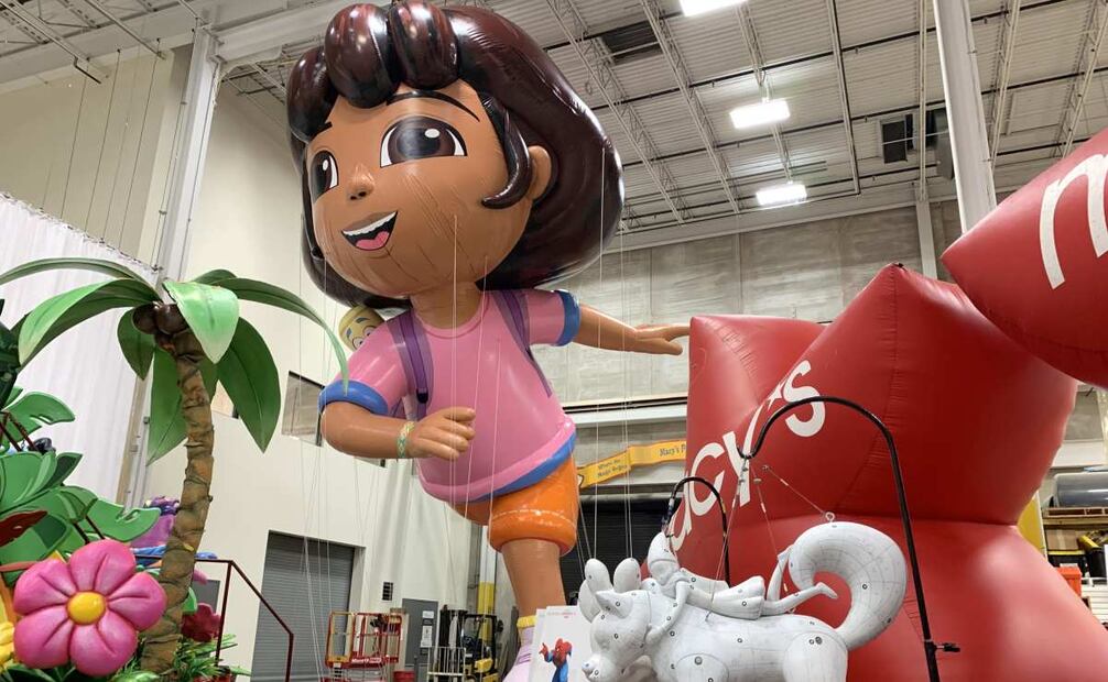 Fotografía de una carroza con la imagen de Dora la exploradora que formará parte del Desfile de Acción de Gracias de Nueva York, durante la presentación de las nuevas carrozas y globos en Macys Studios en Nueva Jersey (Estados Unidos). Wednesday Addams con la cabeza de su hermano en una bandeja, una versión modernizada de Dora la exploradora, el oso amarillo de los dulces de Haribo y los animales del Zoo de Bronx son algunas de las nuevas carrozas y globos que formarán parte de la cabalgata de Acción de Gracias de Nueva York, tradición que este año cumple un siglo. Foto: EFE